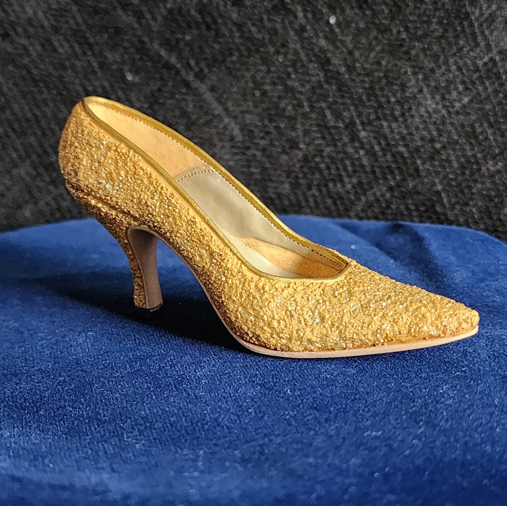 Just The Right Shoe - Golden Stilleto